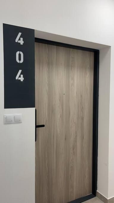Spacious With Balcony And Garage * Budapest