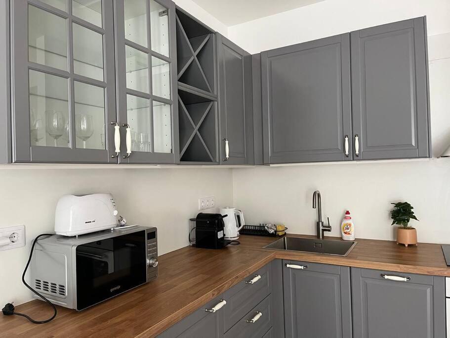 Apartment Spacious With Balcony And Garage *
