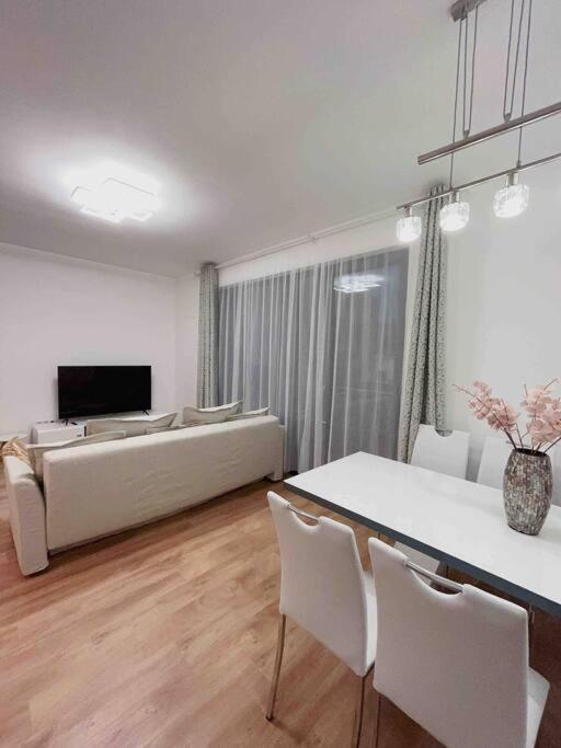 Apartment Spacious With Balcony And Garage Budapest