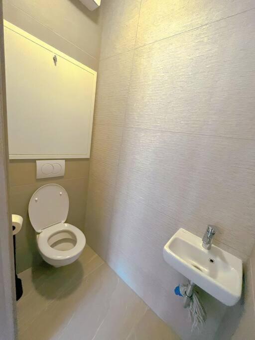 Spacious With Balcony And Garage *