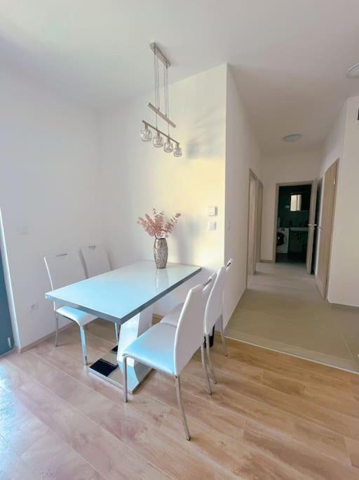 Spacious With Balcony And Garage * Budapest