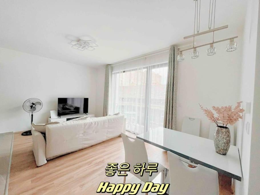 Spacious With Balcony And Garage Apartment *