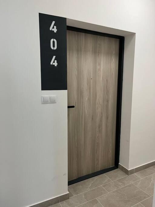 Apartment Spacious With Balcony And Garage *