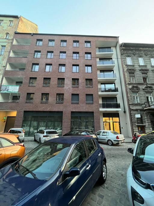 Spacious With Balcony And Garage * Budapest