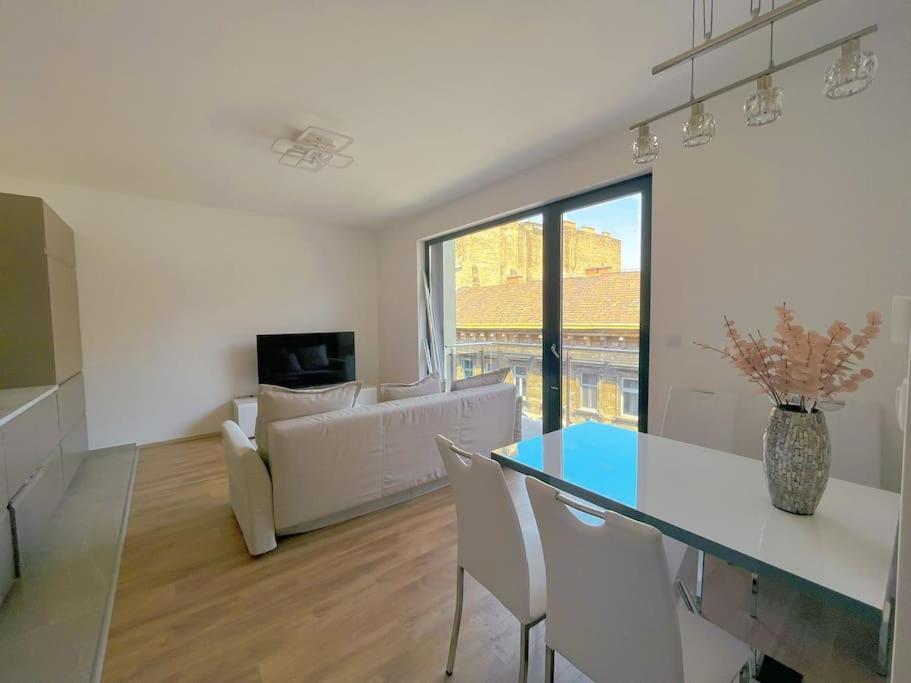 Apartment Spacious With Balcony And Garage Budapest